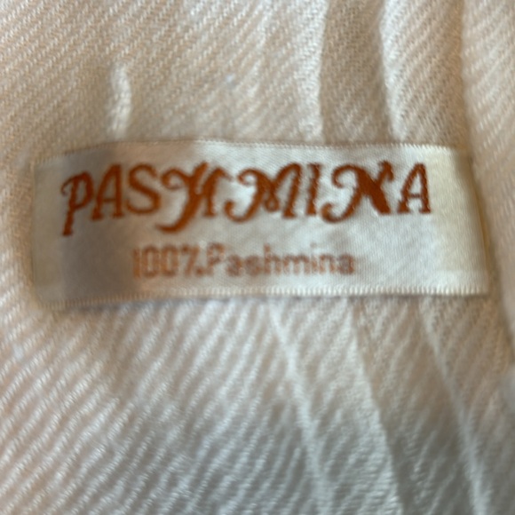 Pashmina scarf in white - Picture 4 of 4